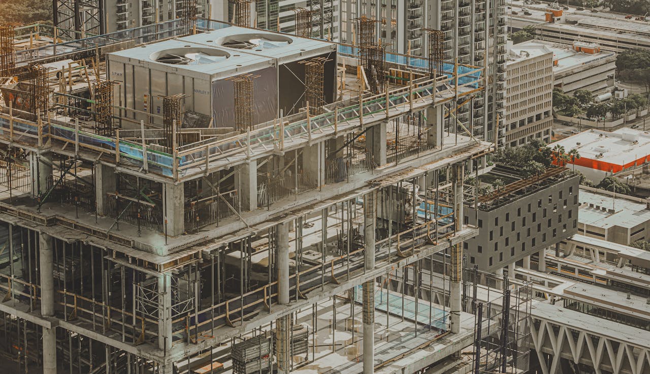 Gwarancje i kaucje w kontraktach budowlanych – kluczowe klauzule dla firm